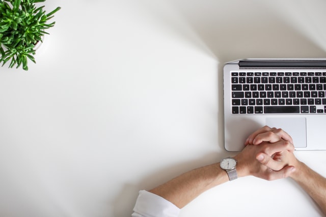 hand-table-laptop